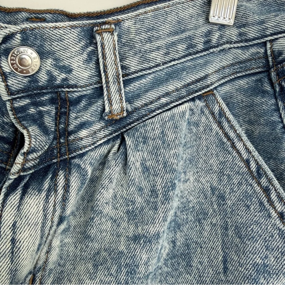 AMERICAN EAGLE | Acid Wash Mom Jean Shorts - Size 6 - Picture 5 of 11
